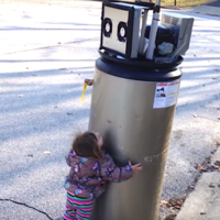 Esta niña de tres años confunde un calentador de agua con un robot y es pura ternura