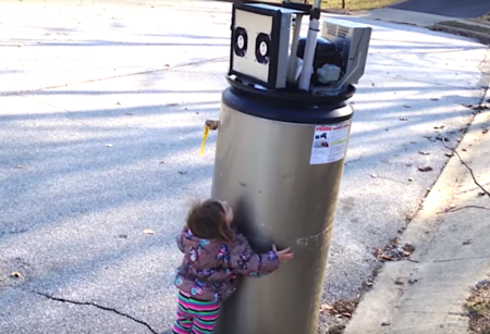 Esta niña de tres años confunde un calentador de agua con un robot y es pura ternura