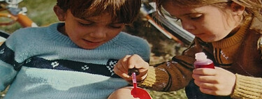 Aquel líquido rojo mágico que todos llevábamos en las rodillas en los años 80 y 90 acabó prohibido por el mismo motivo que lo hizo parte de nuestra cultura popular