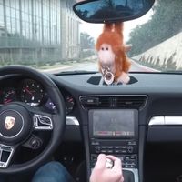 Cómo alcanzar el epítome de la estupidez usando un Porsche 911 para jugar a un videojuego