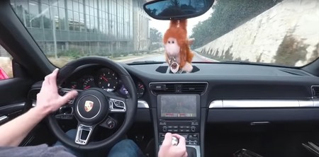 Cómo alcanzar el epítome de la estupidez usando un Porsche 911 para jugar a un videojuego