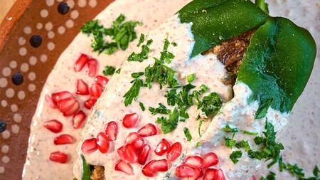 Vips, Toks, Sanborns o El Portón: dónde comer el chile en nogada más económico 2025
