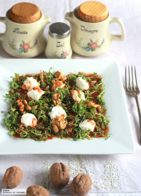 Ensalada de corujas, queso de cabra, nueces y tomate rallado. Receta de primavera