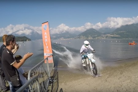 ¡A más de 93,3 km/h sobre el agua y con una moto de cross!: el nuevo intento de Récord Guinness de Lucas Colombo