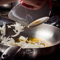 El órden de los productos, sí modifica el sabor. Por qué cocinar antes el ajo o la cebolla es clave para el resultado 