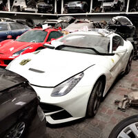 Este desguace de Dubái es donde van a morir todos los coches con los que sueñas y donde encontrarás recambios a precio de ganga 