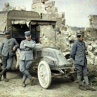 El día que los caballos perdieron la guerra: así fue la brutal llegada de los coches al campo de batalla 