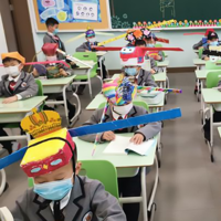 Los curiosos sombreros de los niños chinos para mantener la distancia social en su vuelta al cole