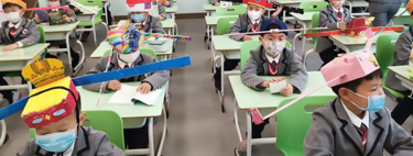 Los curiosos sombreros de los niños chinos para mantener la distancia social en su vuelta al cole
