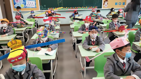 Los curiosos sombreros de los niños chinos para mantener la distancia social en su vuelta al cole