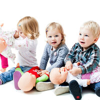 Por qué es bueno que tanto niñas como niños jueguen con muñecas