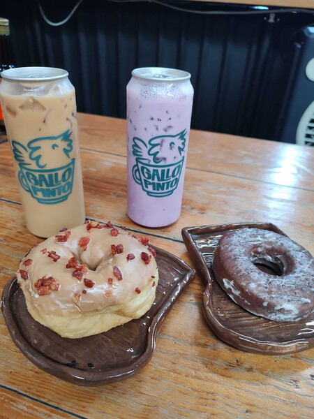 Sándwich de pastrami o de pollo ahumado y bebidas recién hechas pero enlatadas: así es el lugar de CDMX donde el desayuno no tiene horario