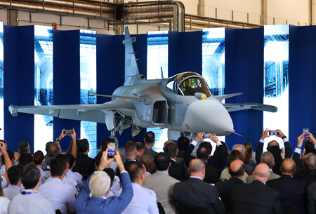 Embraer Saab And The Brazilian Air Force Unveiled The First Gripen E Fighter Produced In Brazil 2