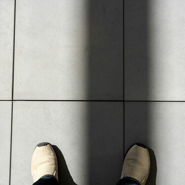 El trucazo de experta para limpiar las juntas negras de las baldosas: quedan blancas y relucientes