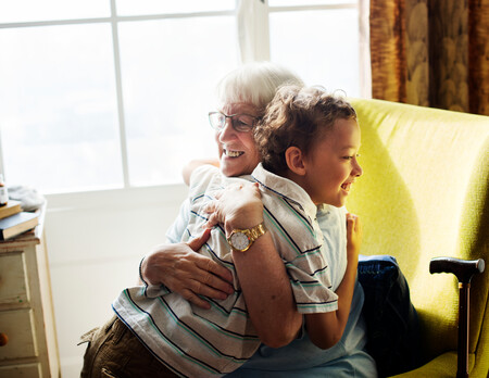 Las abuelas tienen una empatía emocional más fuerte con sus nietos que con sus hijos, según un reciente estudio