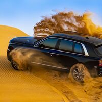 ¡Bárbaro! Así se mueve el SUV Rolls-Royce Cullinan trotando con sus 571 caballos por el desierto, en vídeo