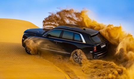 ¡Bárbaro! Así se mueve el SUV Rolls-Royce Cullinan trotando con sus 571 caballos por el desierto, en vídeo
