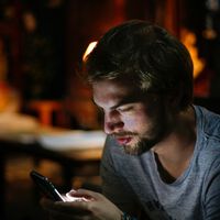 Cada vez hay más niños españoles miopes. Y la ciencia tiene claro que el culpable principal no es el teléfono móvil