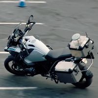 No es un fantasma, es BMW demostrando que trabaja muy en serio con las motos que se conducen solas