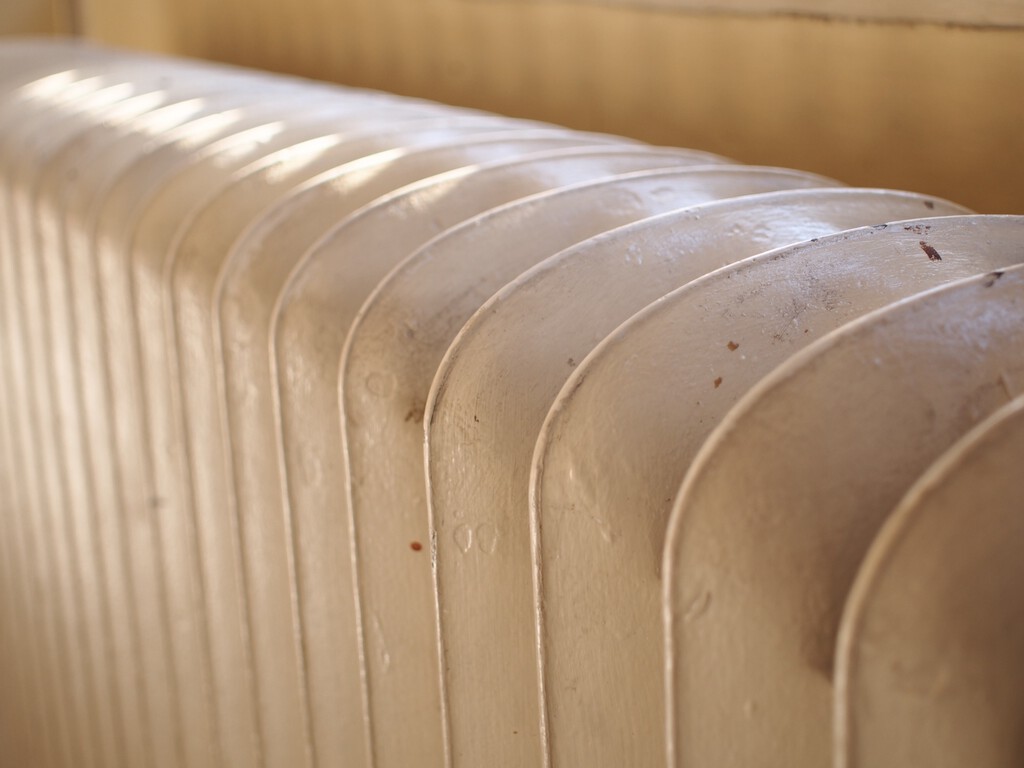 El viejo radiador se resiste a morir: qué le espera a las calderas de gas ahora que la UE quiere eliminarlas  