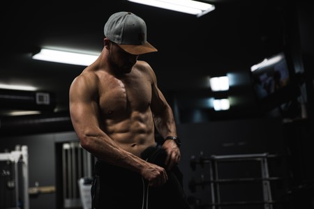Cinco ejercicios para trabajar tus abdominales con el TRX