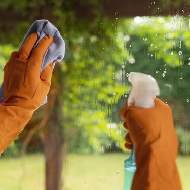 Lidl pone a la venta un limpia ventanas con batería: apenas pesa y es ideal para dejar los cristales brillantes sin esfuerzo 