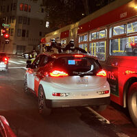 California vuelve a limitar el coche autónomo tras el choque de un robotaxi contra un camión de bomberos