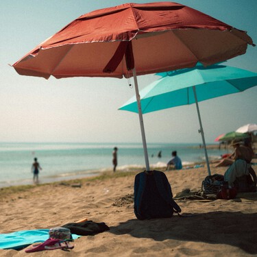 Atención playeros, Alcampo tiene la nevera de playa perfecta: mantiene el frío y la tapa es también una cómoda mesa 