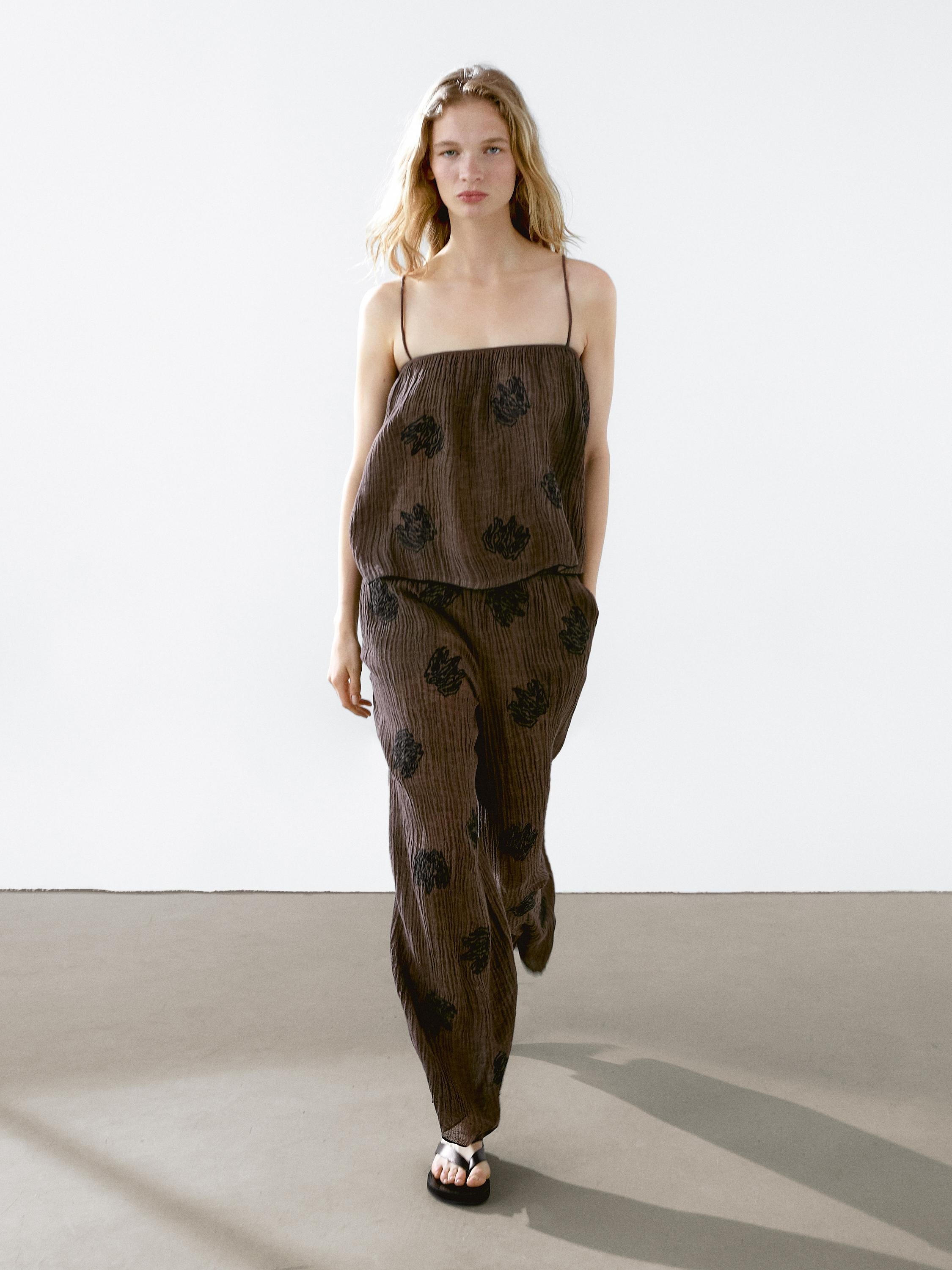 Pantalones con detalle bordado
