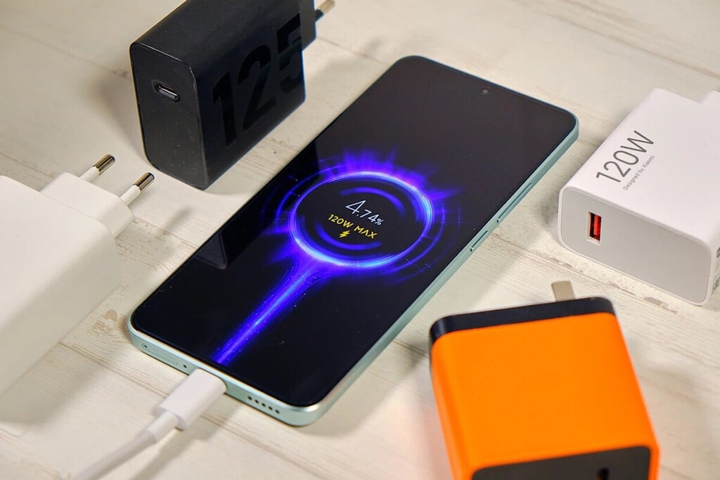 Cargar tu móvil en un sitio público es un peligro, así que Android 16 va a ponerle una especie de 'condón USB'  