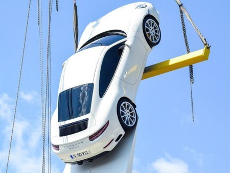¿Crees que lo has visto todo? El nuevo Porsche 911 es captado en la cima de una escultura de 24 metros