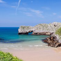 La alternativa low-cost a Tailandia: esta playa de Cantabria tiene intimidad, aguas turquesas y mucho verde