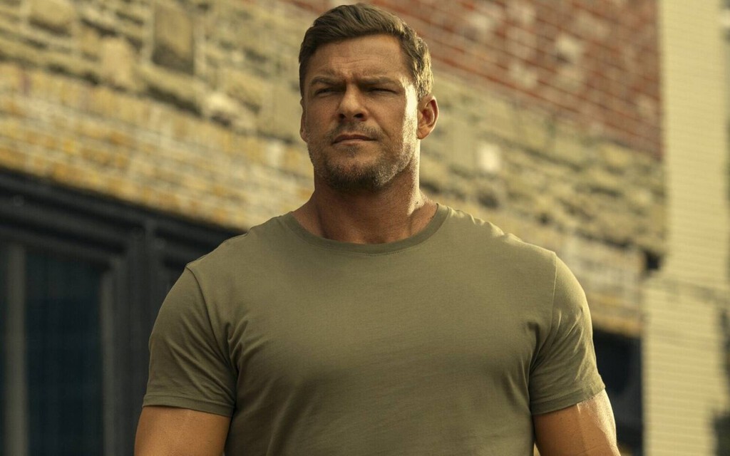 Alan Ritchson está cerca de protagonizar la película de acción real de Helldivers tras la salida de Jason Momoa