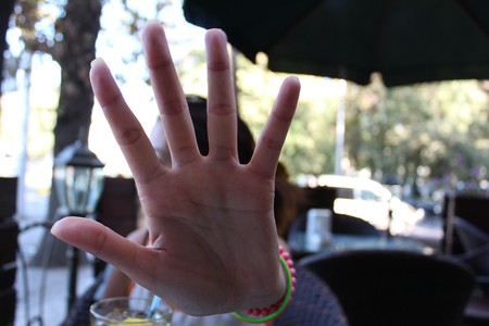 diciendo que no o stop con la mano