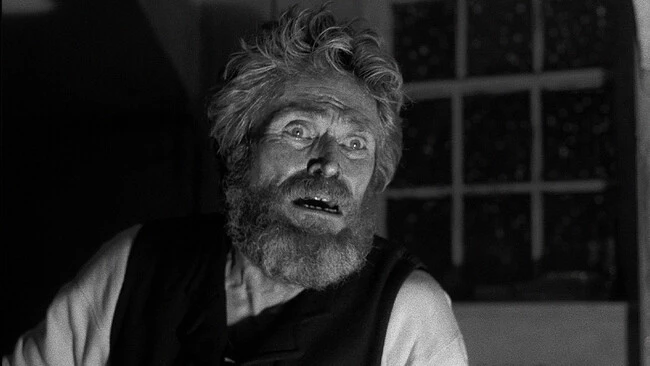 Willem Dafoe a sus 71 años: la verdadera felicidad no es Hollywood, sino limpiar el estiércol de sus cabras
