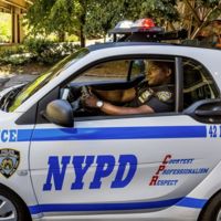 Adiós a los clásicos coches de policía de Nueva York, llegan los smart fortwo 