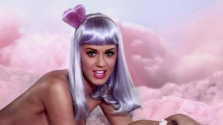 La madre de Katy Perry flirtea con Russell Brand
