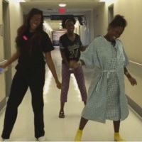 Interesante y divertido consejo: bailar entre contracciones para inducir el parto 