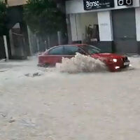 El murciano con más suerte del año nos enseña por qué nunca debemos intentar cruzar una riada con el coche