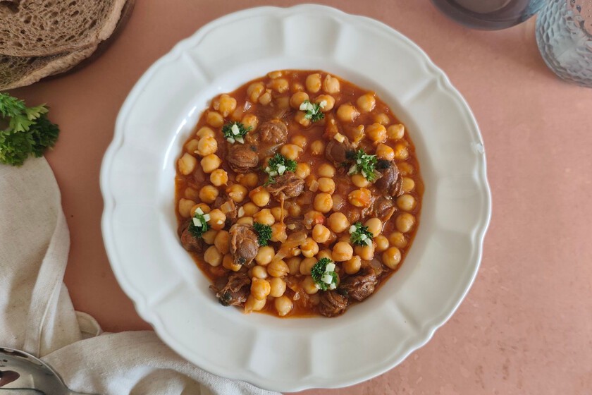 Una lata de zamburiñas convierte unos simples garbanzos cocidos en un plato con todo el sabor de Galicia