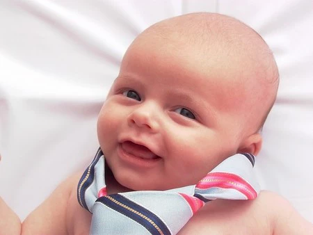 Una tienda de Guadix (Granada) transforma corbatas en otro regalo para el Día del Padre 