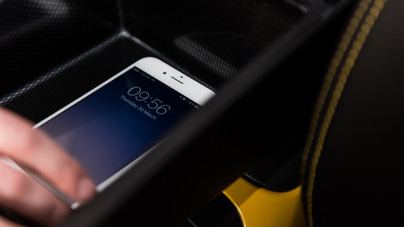 Un reposabrazos "jaula de Faraday" para evitar distracciones con el móvil, la última idea de Nissan