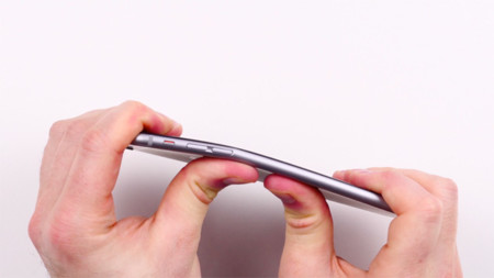 La teoría de lo absurdo, cuando destrozar cada nuevo dispositivo Apple se convierte en una moda