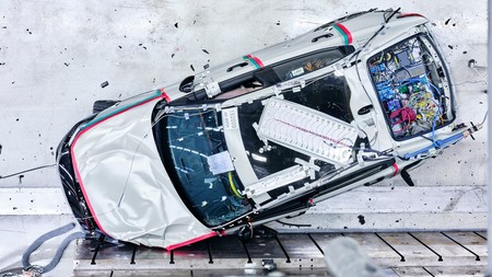 El Polestar 2 eléctrico ya está torturando sus baterías en las pruebas de impacto antes de su lanzamiento