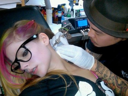 Avril Lavigne, Vanessa Hudgens... ¿pero que perra os ha dado con los tatuajes en el cuello?