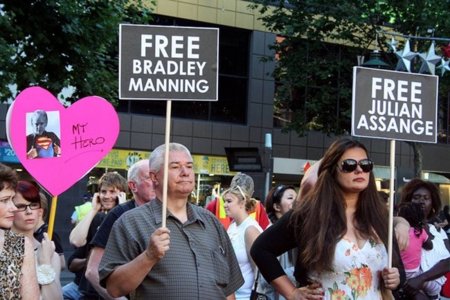 Libertad bajo fianza para Assange que se muestra "inalterable y firme"