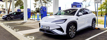 Cuáles son los países más baratos y más caros de Europa para recargar un coche eléctrico en viaje. Spoiler: España no es de los más caros