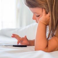 El uso de tablets y móviles antes de los dos años podría retrasar el desarrollo del habla en los niños