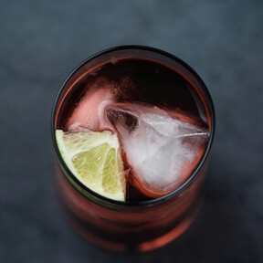 Acompañamos el aperitivo del finde con este vermú negro con toques dulces y elaborado de forma artesanal 