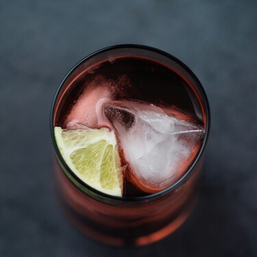 Acompañamos el aperitivo del finde con este vermú negro con toques dulces y elaborado de forma artesanal 